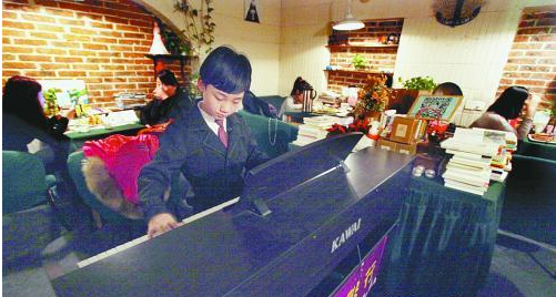 3位11歲少年咖啡屋彈鋼琴 賺錢為長(zhǎng)輩發(fā)春節(jié)紅包 3位11歲少年咖啡屋彈鋼琴 賺錢為長(zhǎng)輩發(fā)春節(jié)紅包